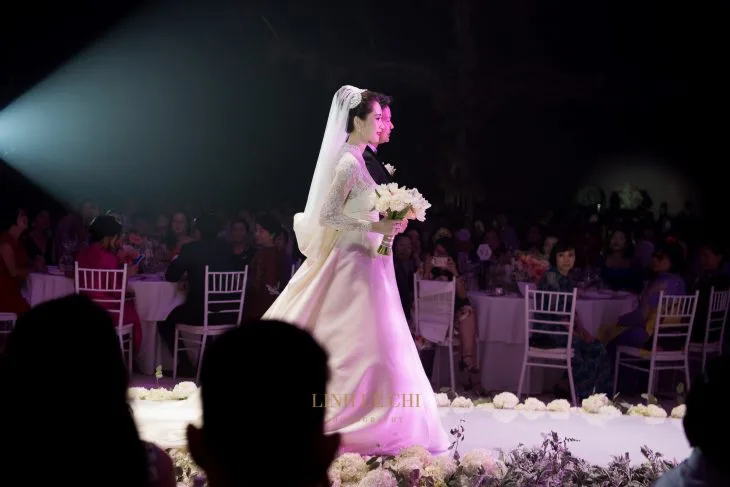 Vay cuoi cua hoa hau Dang Thu Thao goi nhac vay cuoi noi tieng cua cong nuong Grace Kelly 6 Vay cuoi cua hoa hau Dang Thu Thao goi nhac vay cuoi noi tieng cua cong nuong Grace Kelly 6