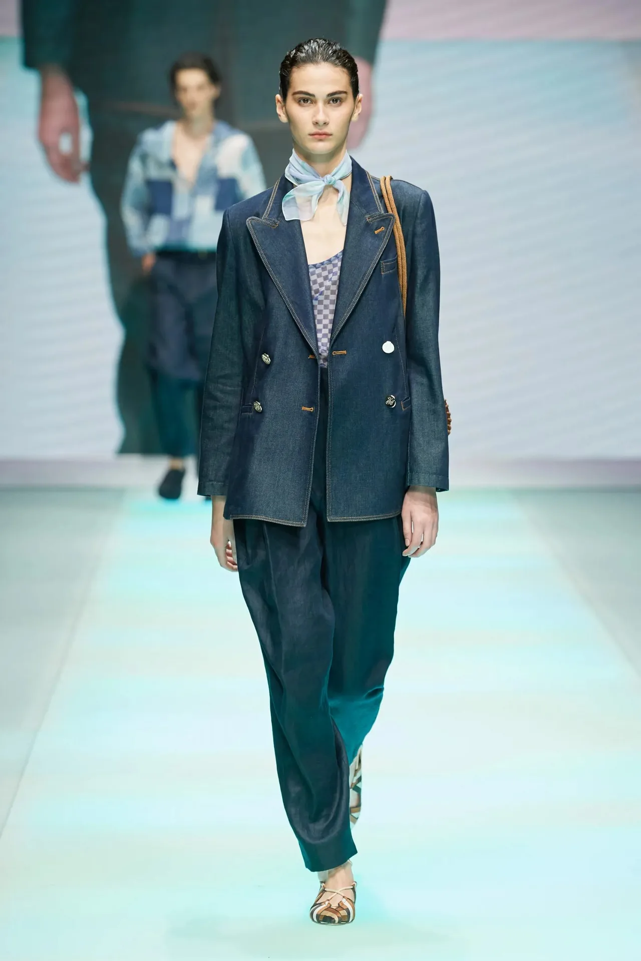 Emporio Armani xuân hè 2022