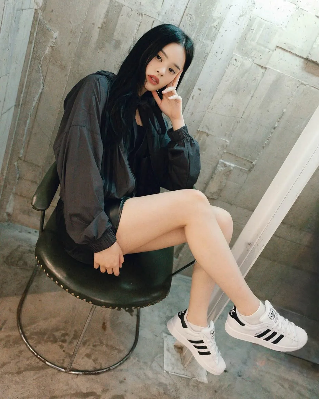 Ally Achiraya diện sneaker adidas