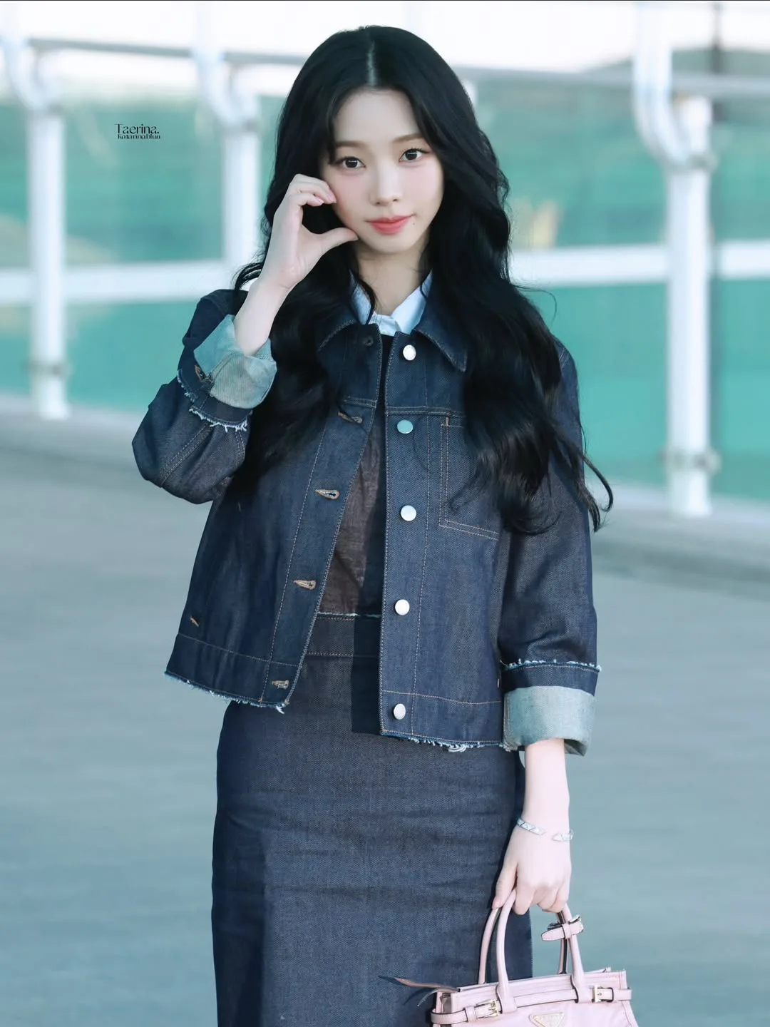 Karina làm mới bản phối denim-on-denim quen thuộc bằng tư duy thời trang nhạy bén trên đường đến show diễn Prada.