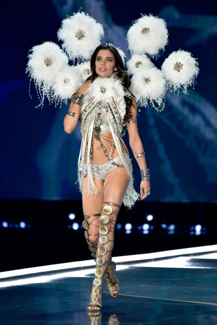 Thiên thần Sara Sampaio: "Đừng bao giờ sợ nói 'không'" - ELLE Việt Nam
