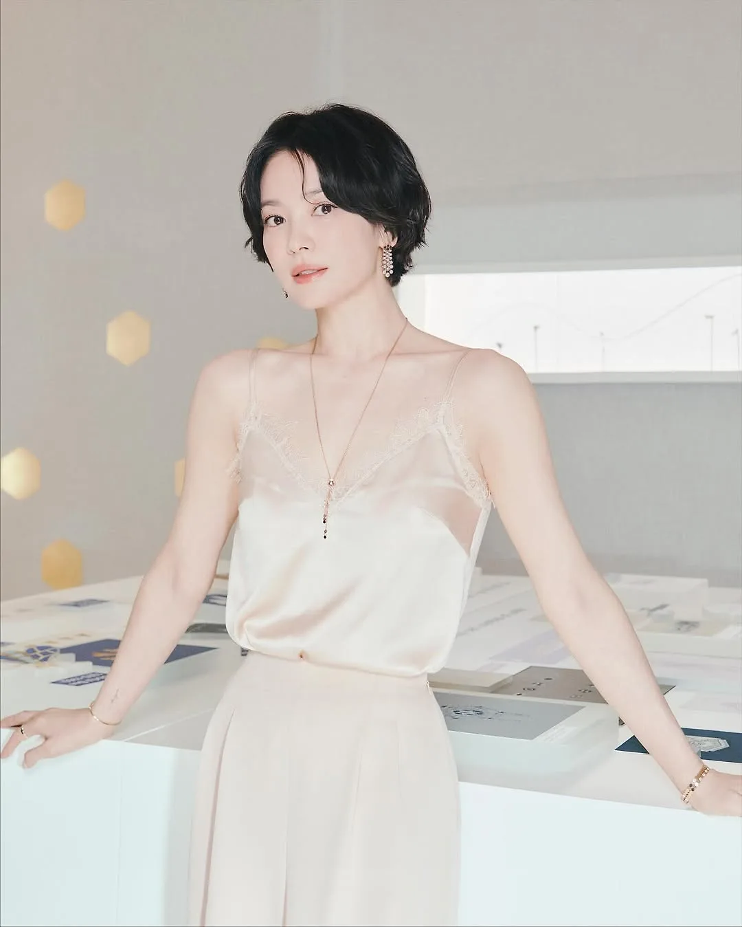 Song hye Kyo diện bản phối lụa màu kem