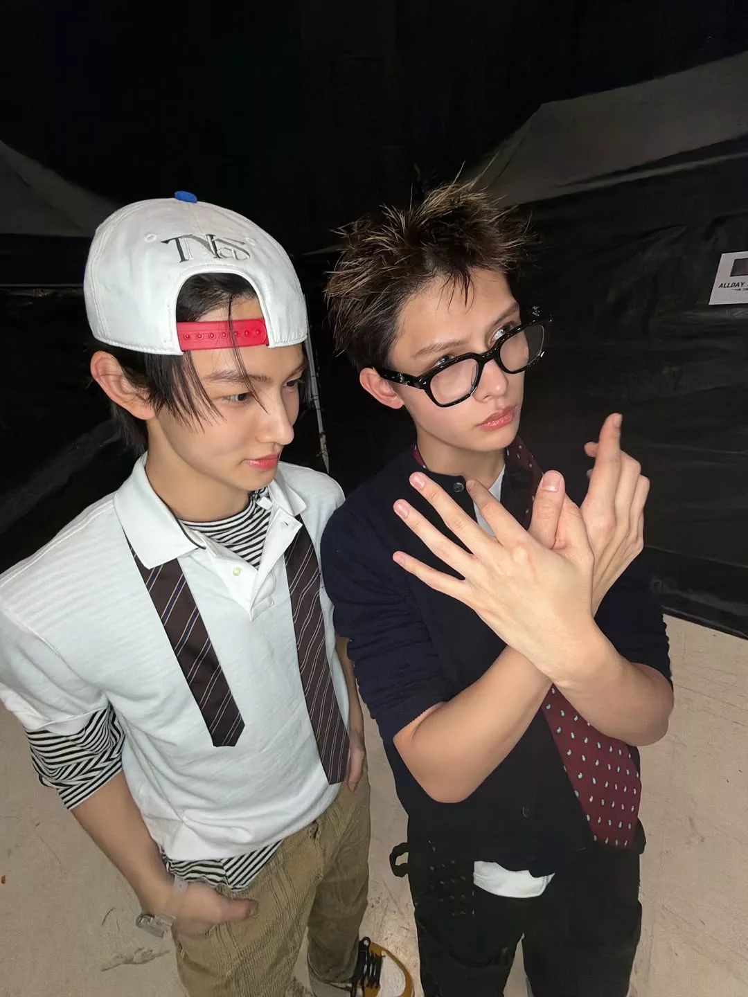 James khẳng định gu thẩm mỹ khác biệt khi diện mẫu kính Gentle Monster Fata 01 với gọng đen dày bản phối cùng chi tiết ngôi sao bạc tinh xảo