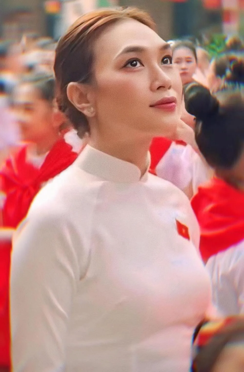 Mỹ Tâm diện áo dài trắng, trang điểm nhẹ nhàng, mái tóc búi gọn gàng, ánh mắt rạng rỡ trong lễ kỷ niệm Quốc khánh 2/9.