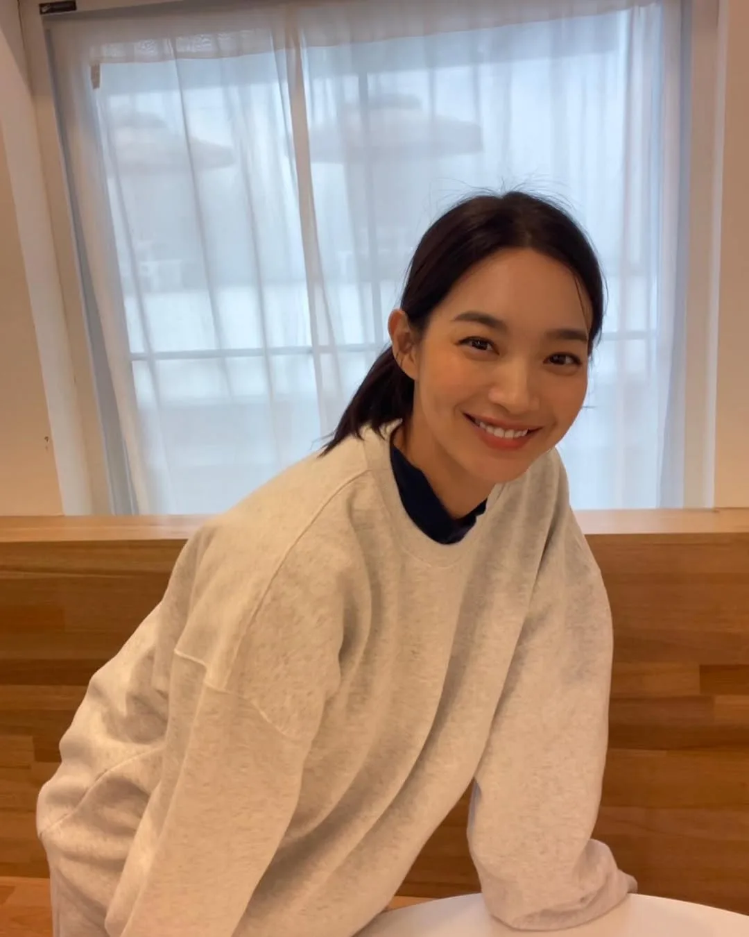 Shin Min A cười tươi, da đẹp, mặc đồ casual và dầu hạt lanh