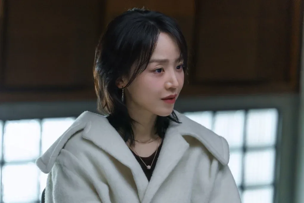 Shin Hae Sun ngày càng chứng minh khả năng diễn xuất thượng thừa của mình qua Sarah Kim trong the art of sarah nghệ thuật lừa dối của sarah elle 2026 (Ảnh: Netflix)