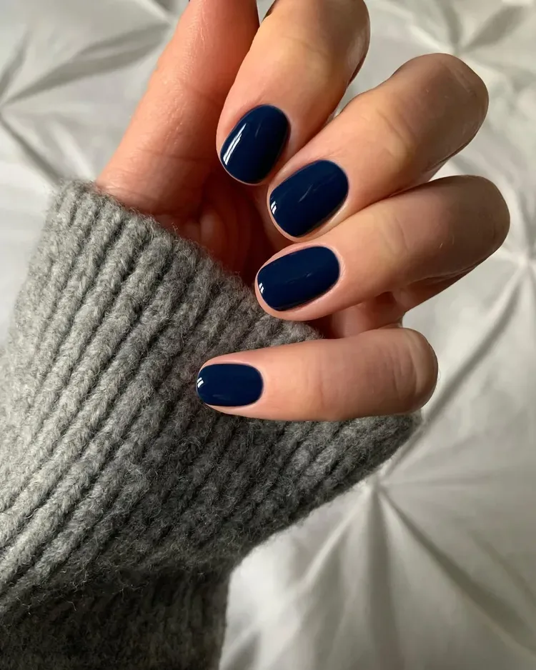 Sơn móng màu xanh navy.