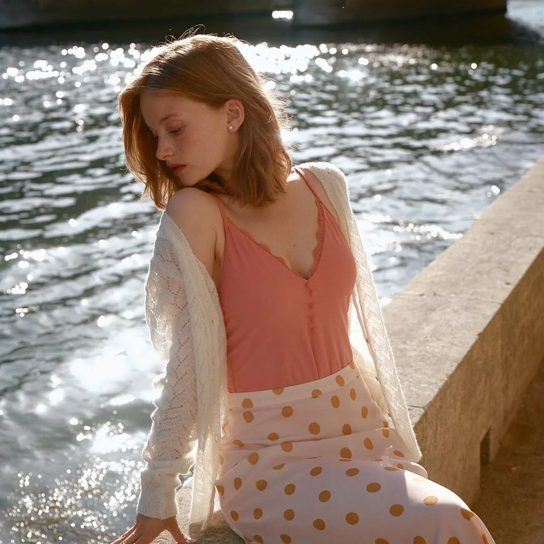 áo cardigan len mỏng phối cùng váy hoa và màu sắc ngọt ngào