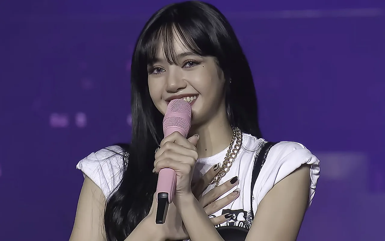 Blackpink Lisa cười