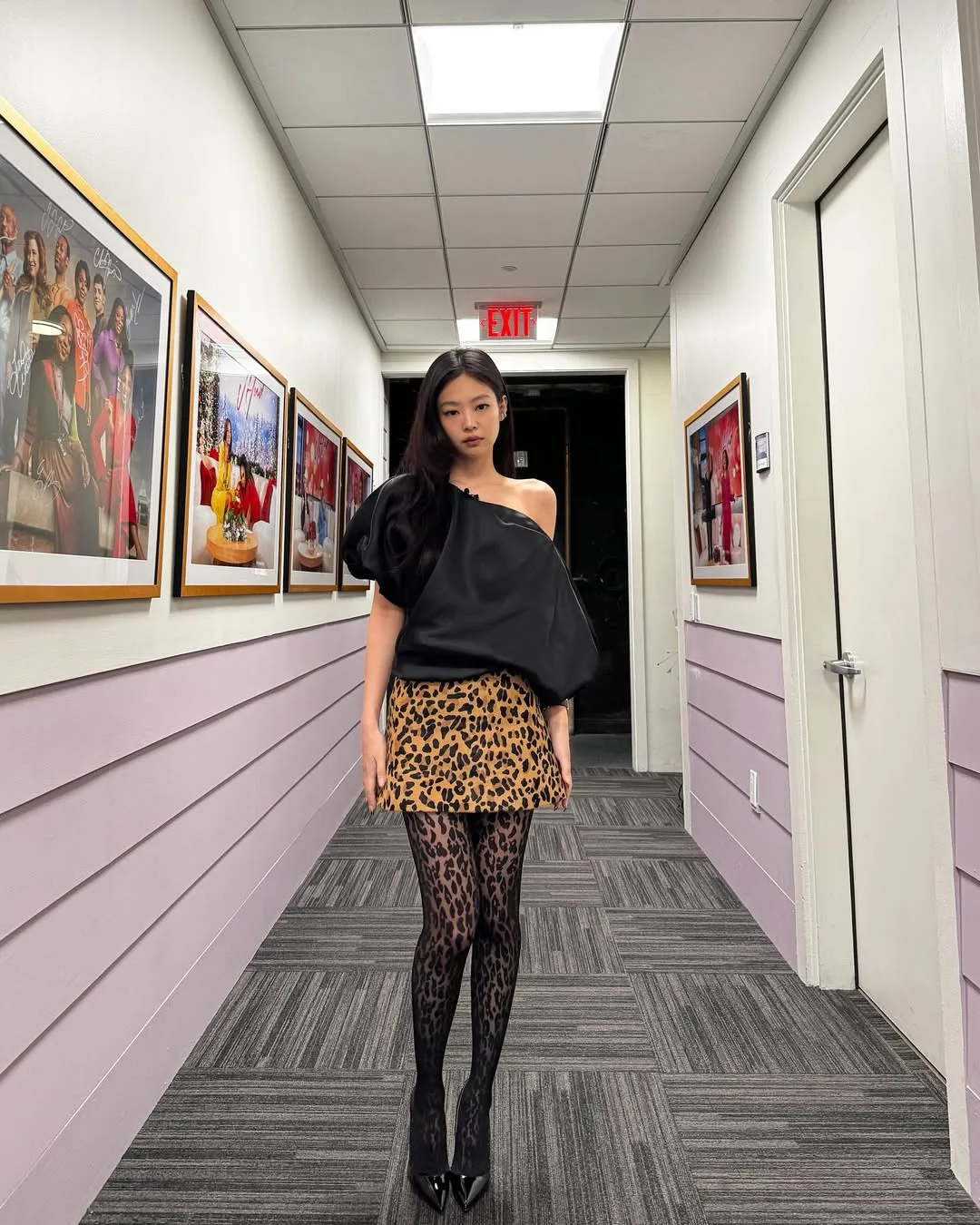 Jennie diện váy da beo alternative