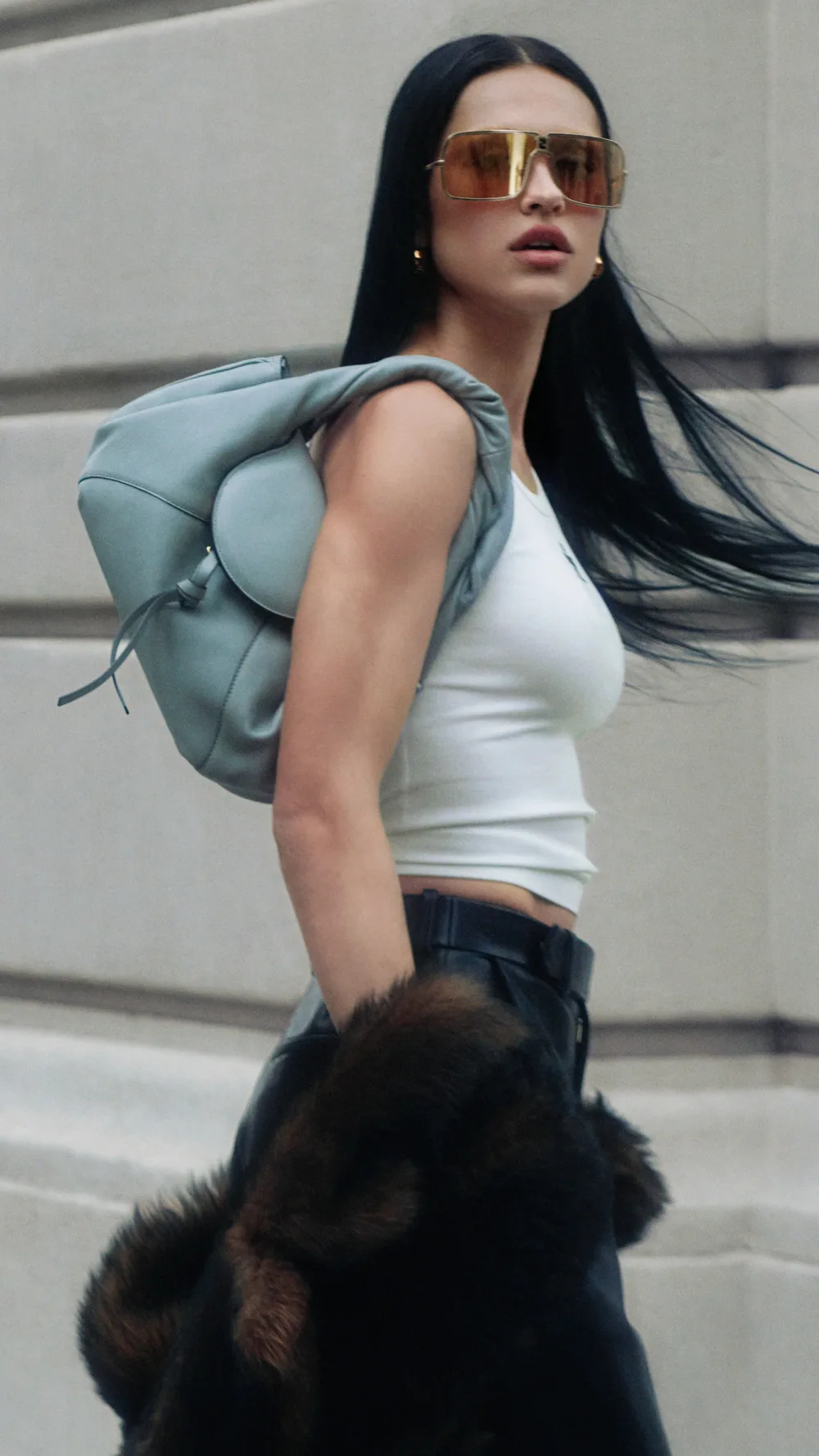 Amelia diện túi xách Fendi