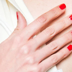 mẫu nail đẹp màu đỏ mùa Thu Đông