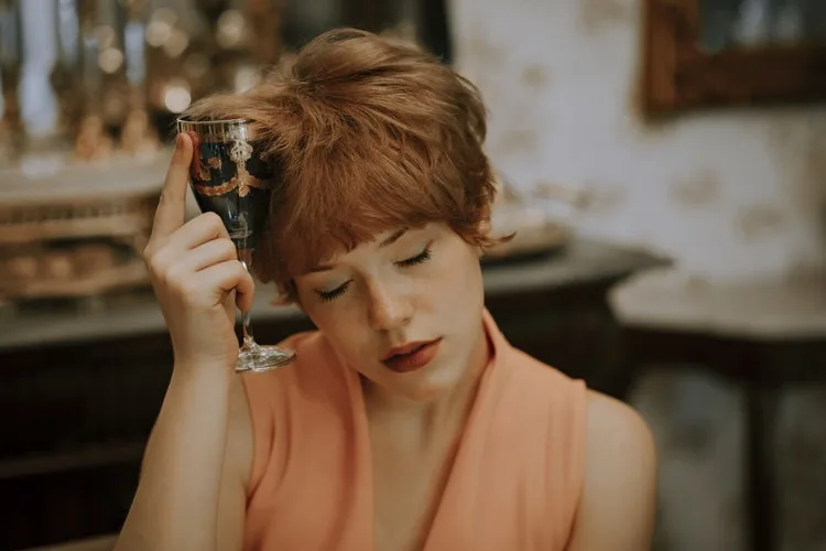 Để giữ dáng đẹp, bạn không nên uống rượu trước khi ngủ Để giữ dáng đẹp, bạn không nên uống rượu trước khi ngủ