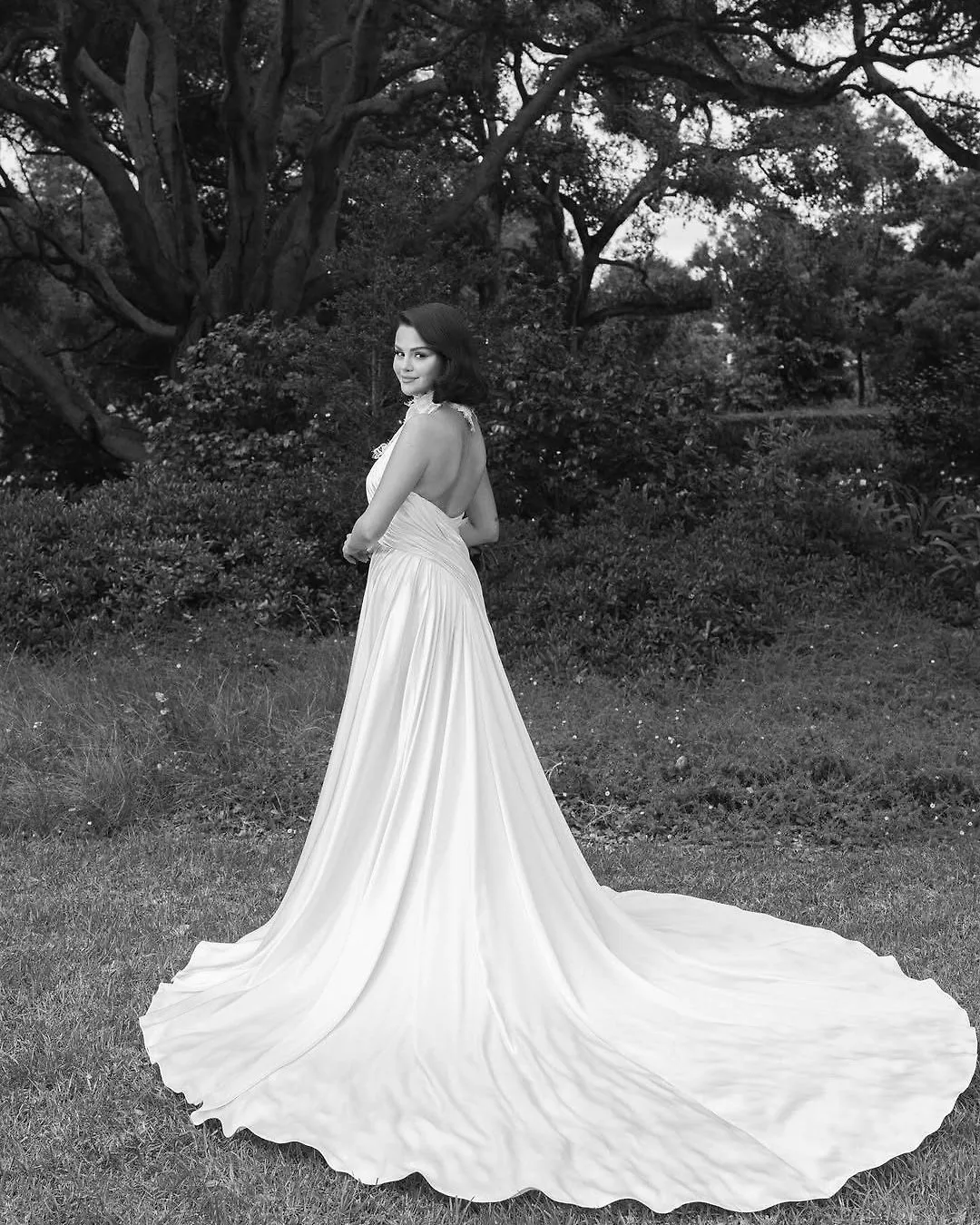 váy cưới của Selena Gomez