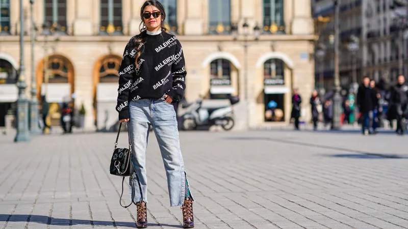áo khoác len và quần jeans ống rộng