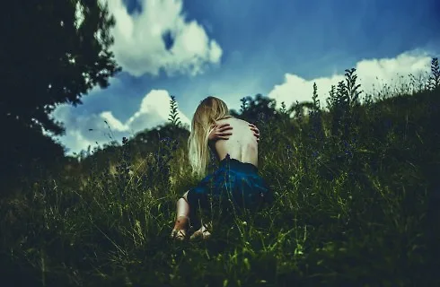 Một bức ảnh khác của serie “Dreamer”. Khi bạn gục ngã, đôi khi chính bạn lại là vật cản trên con đường đứng lên, bước tiếp. Trước mặt là bầu trời rộng lớn, nơi bạn có thể tung cánh bay. Nơi bạn ngã là một thảm cỏ, rất êm ái. Đứng lên tung cánh bay hay nằm lại tận hưởng sự êm ái và mãi nhìn bầu trời? Tùy bạn!