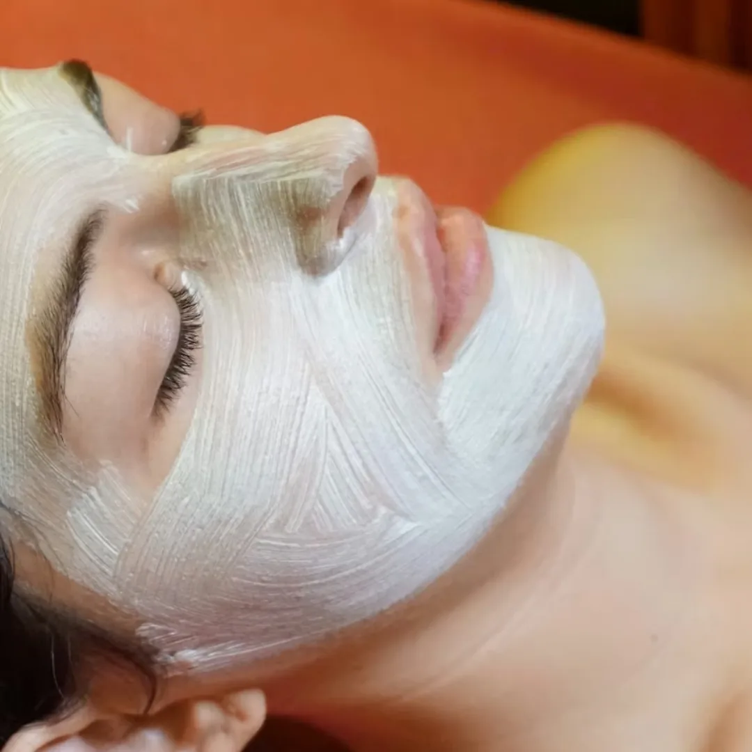 cô gái đang đắp mặt nạ từ sữa chua