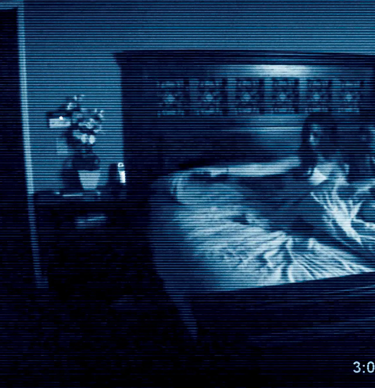 phim kinh dị Paranormal Activity cô gái ngồi trên giường phim kinh dị Paranormal Activity cô gái ngồi trên giường