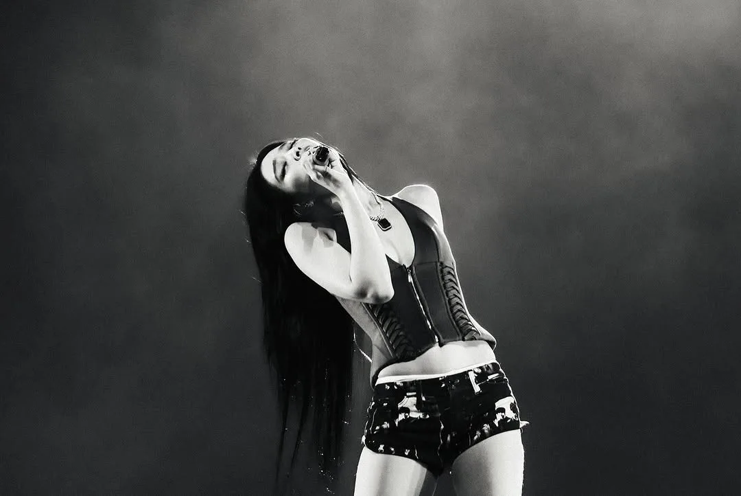 Jennie BlackPink mặc áo corset và quần short cạp trễ