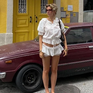 Mùa Thu gọi tên kiểu áo blouse trắng đa phong cách