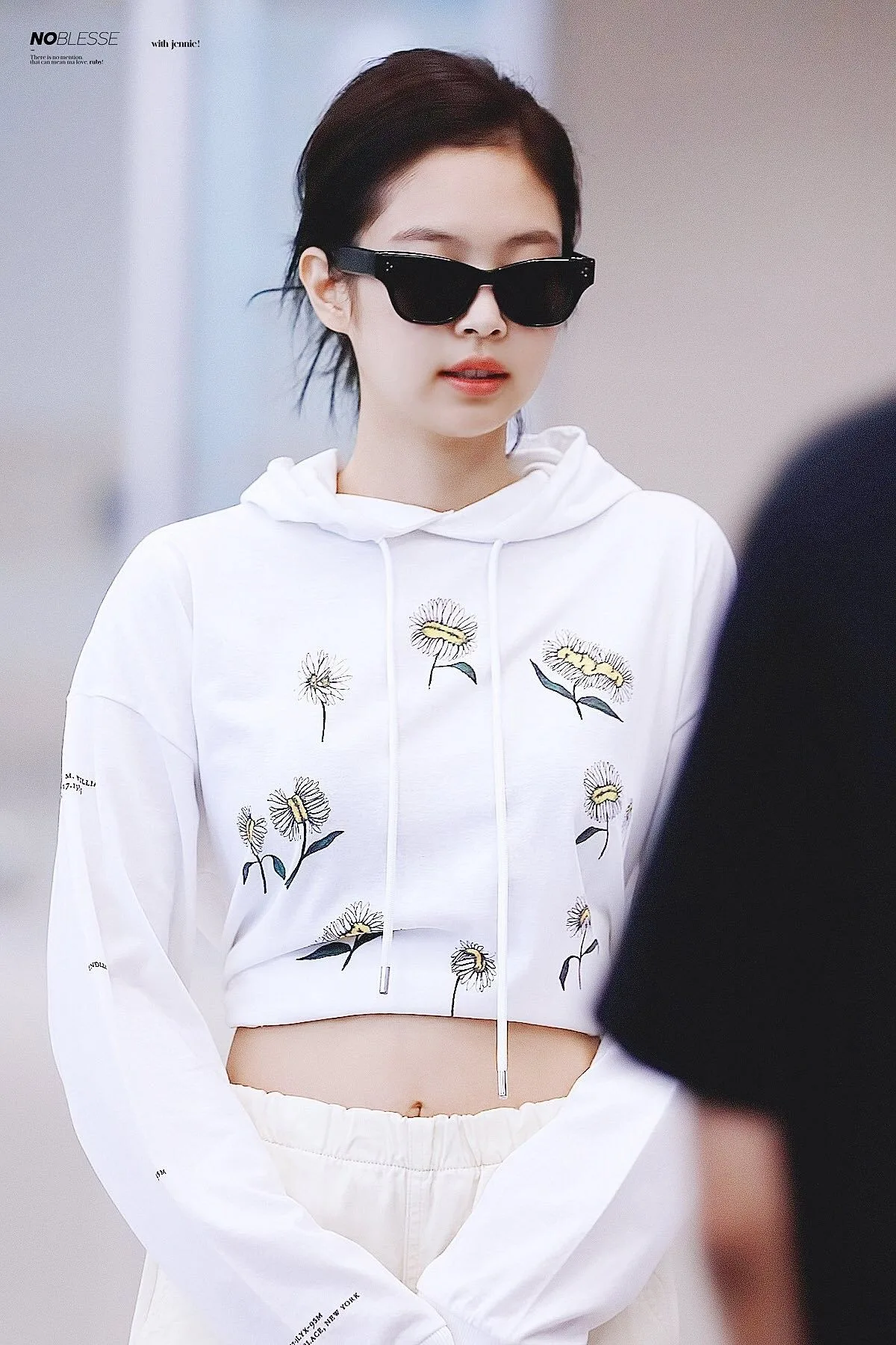 jennie blackpink áo croptop hoodie hoa kính mát