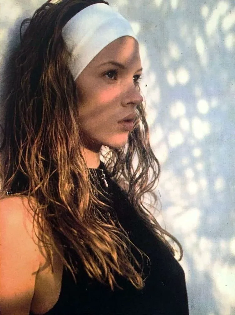 kate moss đeo băng đô