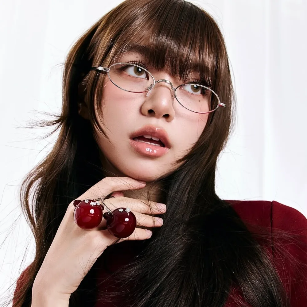 Cô gái đeo kính mát và cầm hai quả cherry đỏ