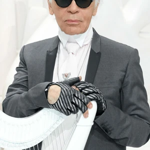 Karl Lagerfeld bị kiện vì kỳ thị người béo