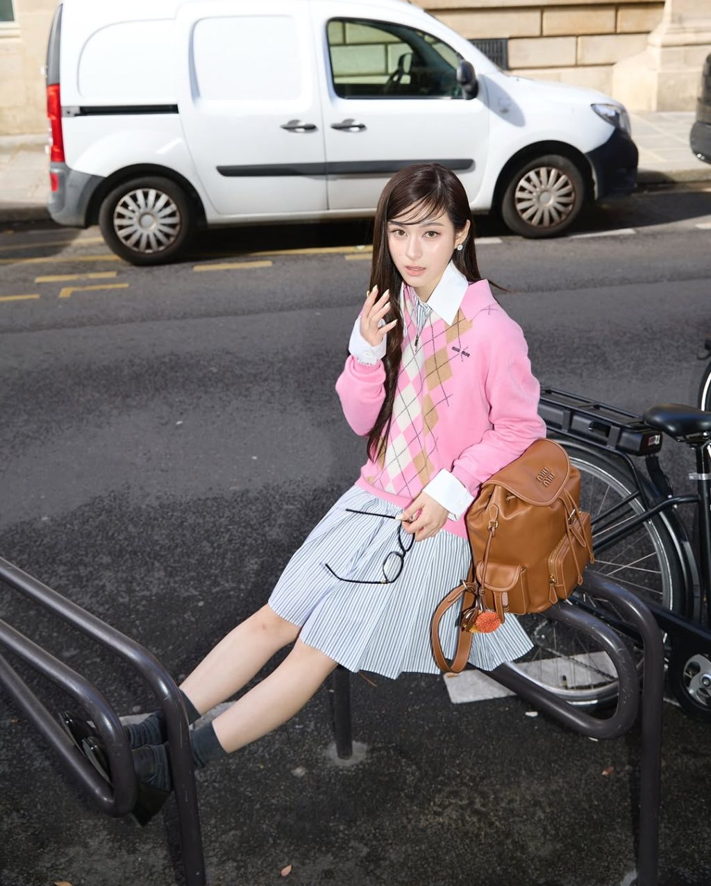 Sắc nâu cổ điển của balo da làm nổi bật tổng thể trang phục trung tính
