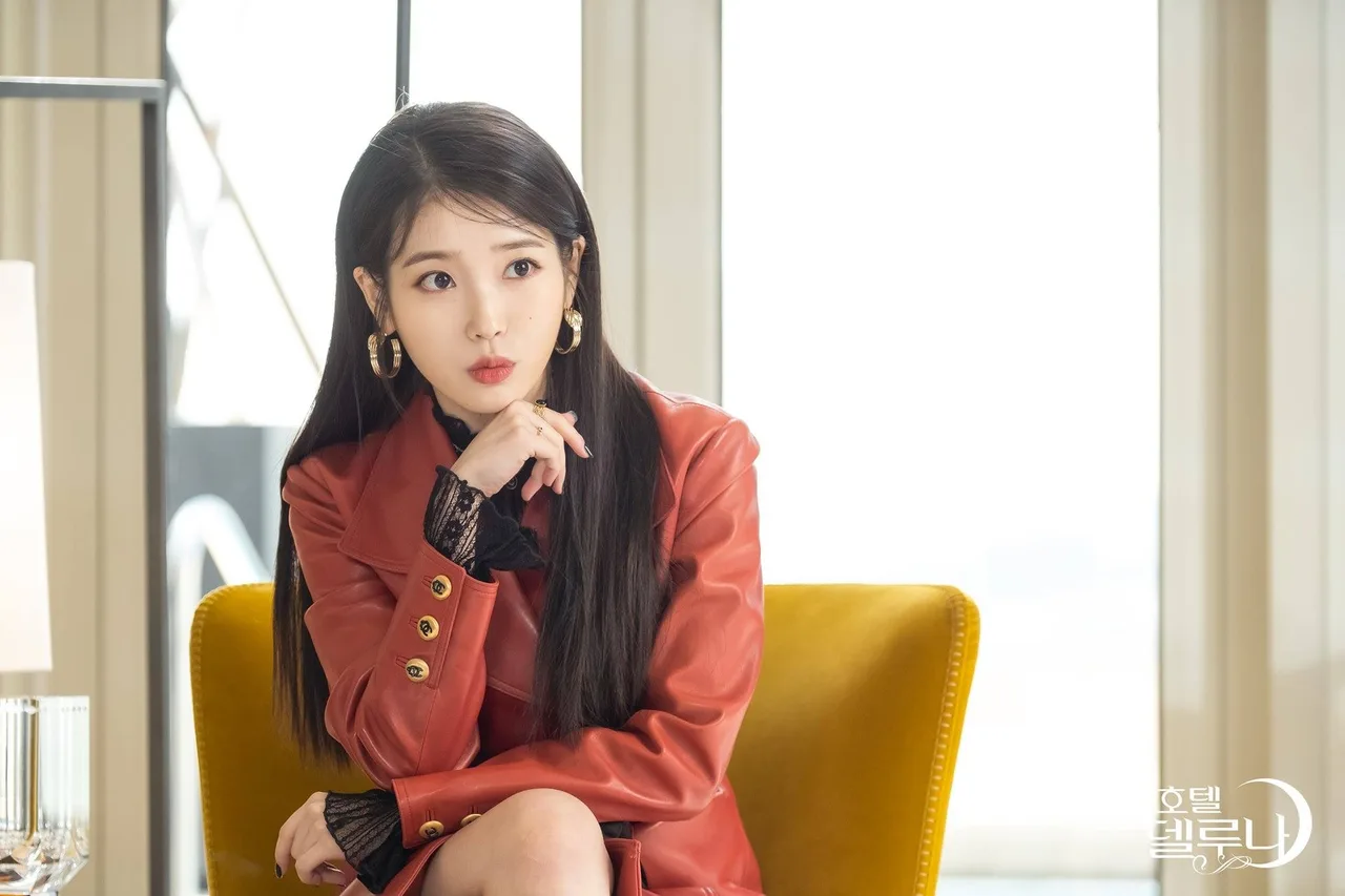 IU diện vest đen