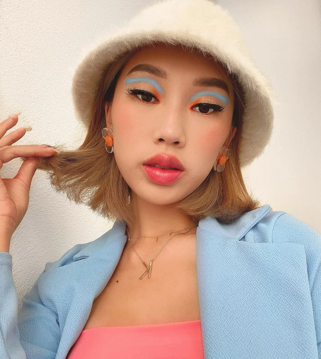 cô gái tóc ngắn đội nón làm đẹp tiktok cô gái tóc ngắn đội nón làm đẹp tiktok