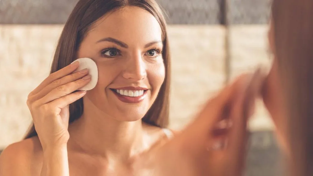 Nước tẩy trang - bí mật vẻ đẹp mộng mơ của cô gái Pháp Nước tẩy trang - bí mật vẻ đẹp mộng mơ của cô gái Pháp