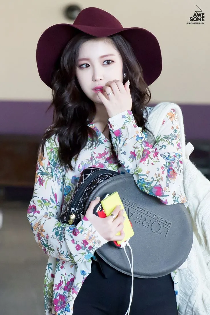 hyosung đội mũ floppy màu đỏ vào áo blouse hoa