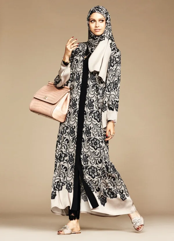 D&G muốn tô điểm cho phái đẹp những chiếc túi xách hài hòa và bộ trang sức đá quý lộng lẫy mà trước nay họ chưa hề thử qua.