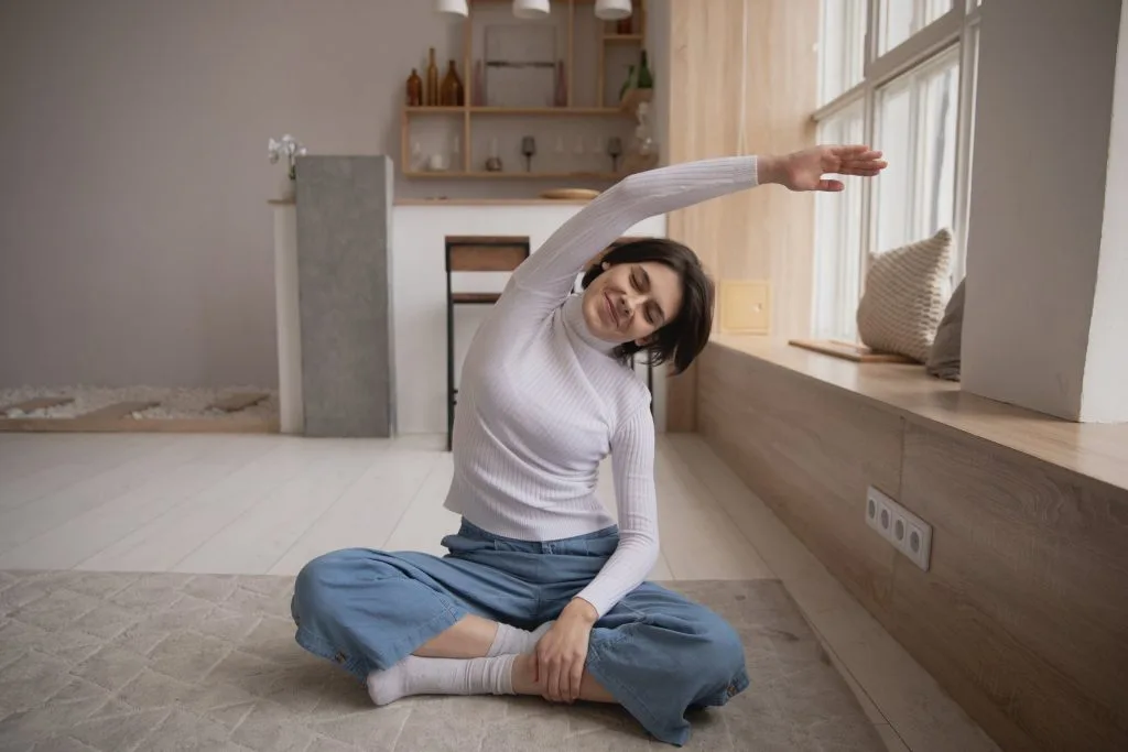 Bài tập thể dục đơn giản giúp kích thích cơ quan nội tạng và hỗ trợ hệ tiêu hoá.