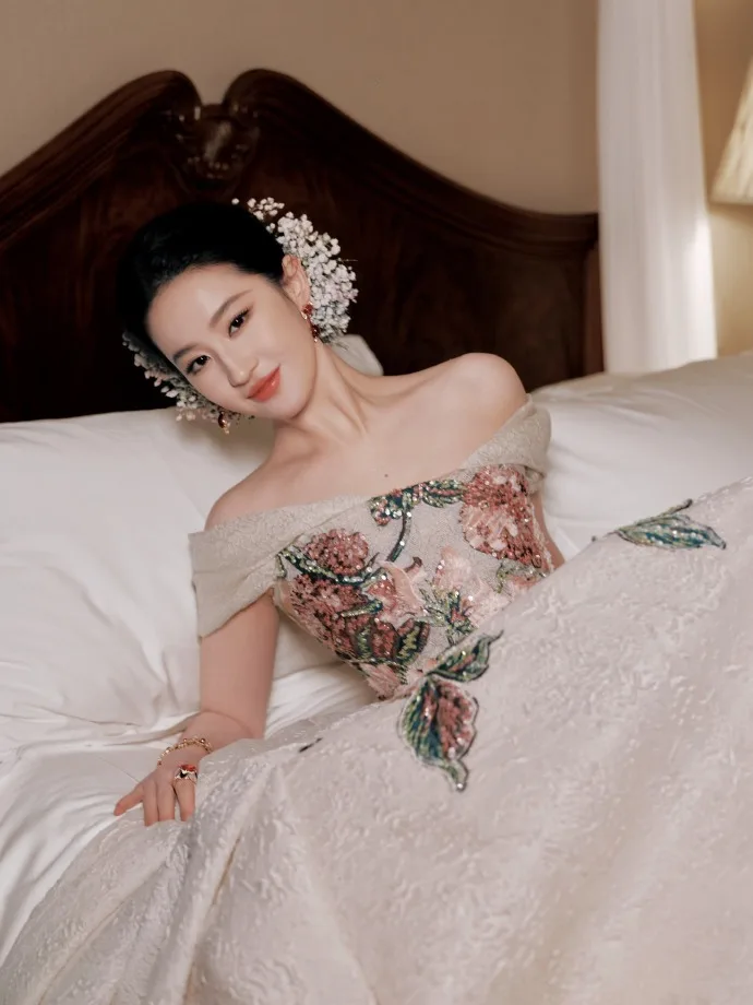 Lưu Diệc Phi đều toát lên vẻ đẹp cổ điển pha lẫn hiện đại của Á Đông và Âu Tây.