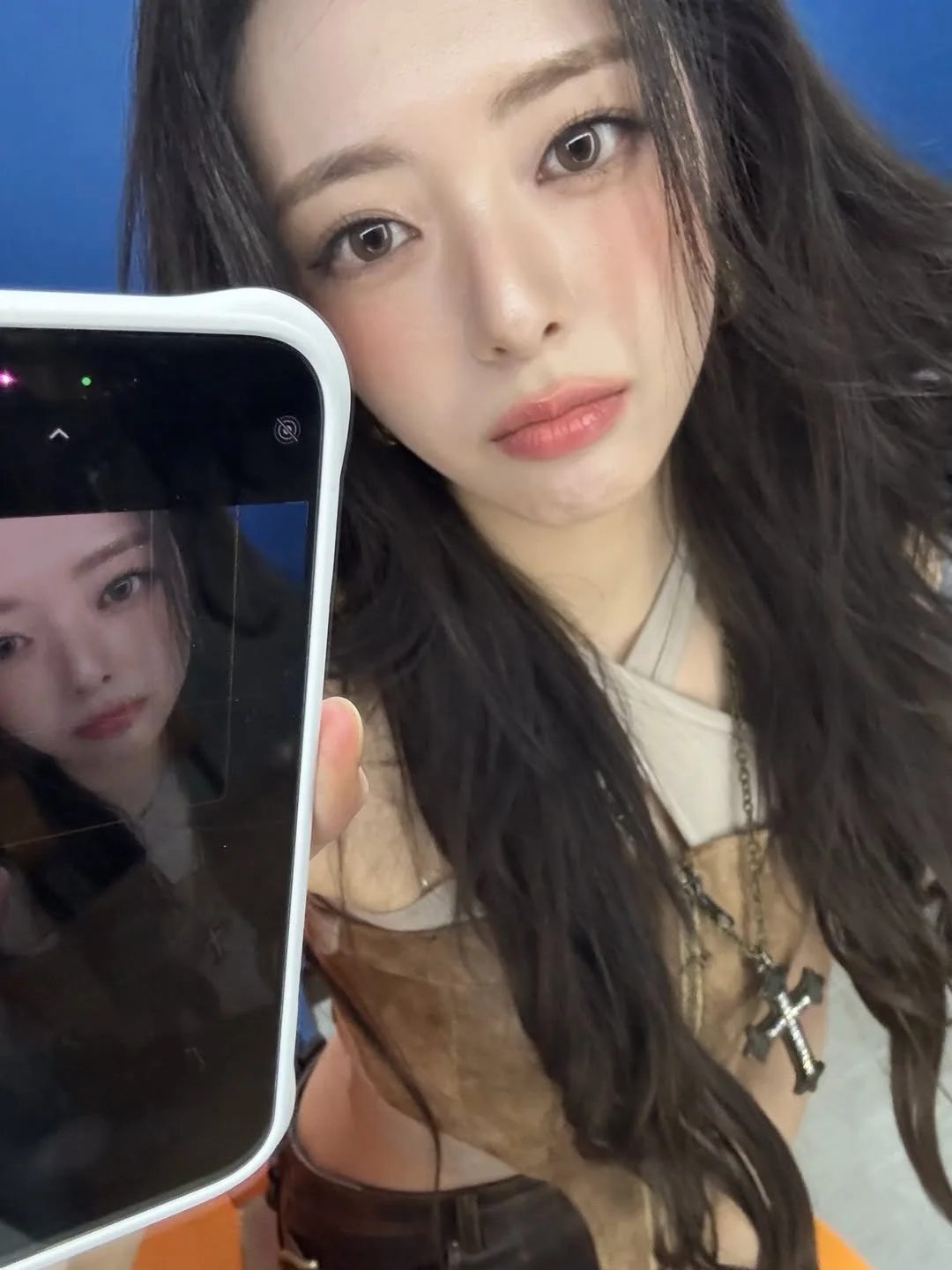 Yuna Itzy selfie da căng bóng