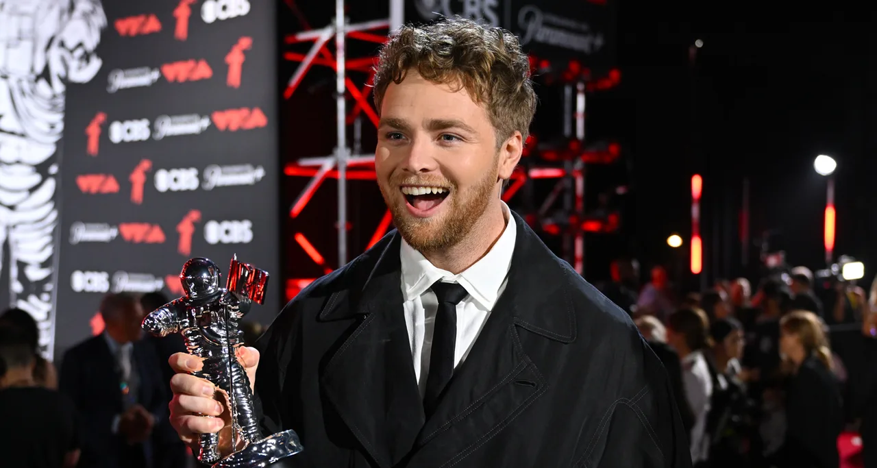 Alex Warren tại vmas 2025 best new artist