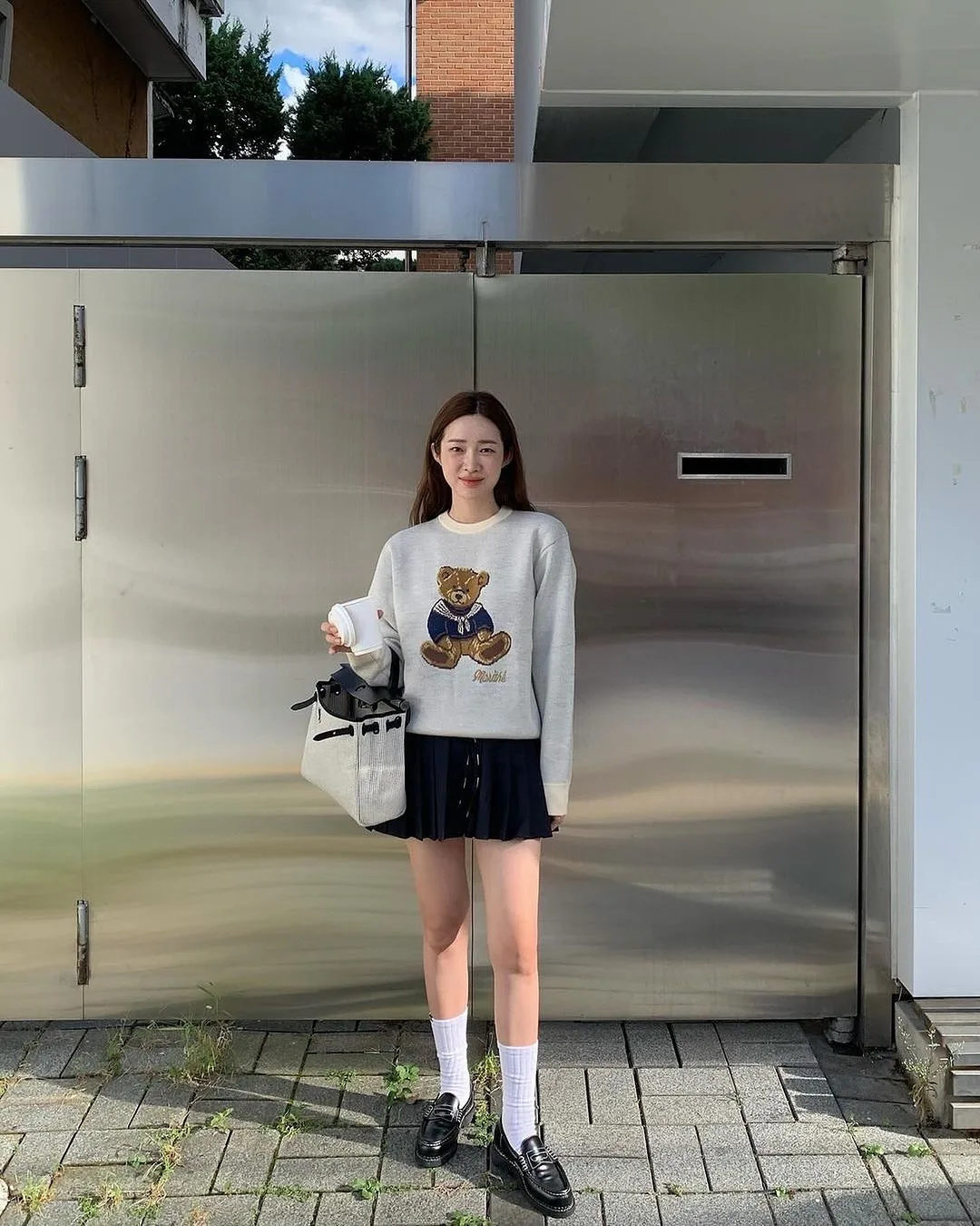 áo sweater phối giày lười