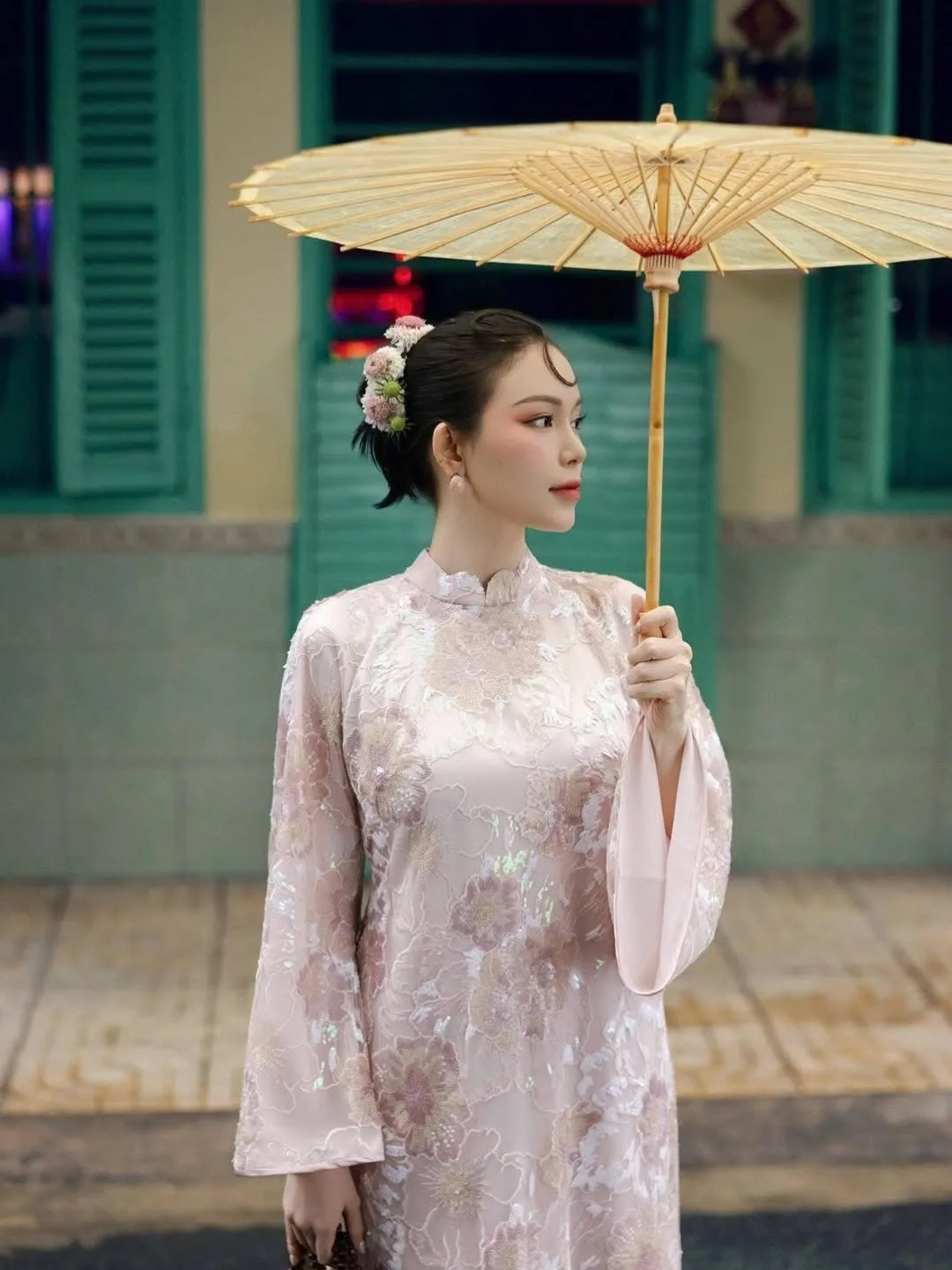 Khoảnh khắc che ô bước đi khoan thai, mang đến vẻ ngoài như một nàng thơ của những thập niên cũ.