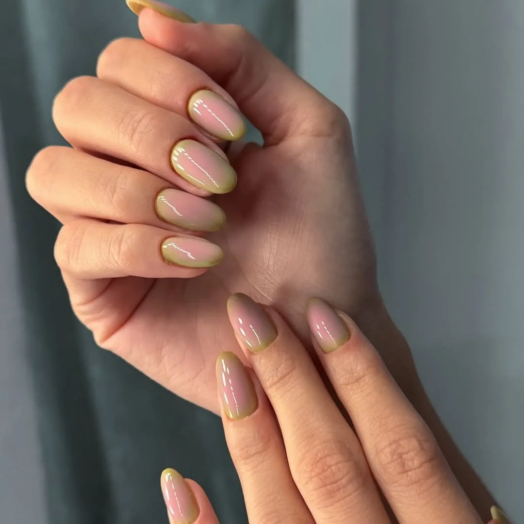 Hình ảnh kiểu nail matcha latte với hiệu ứng aura (hào quang).