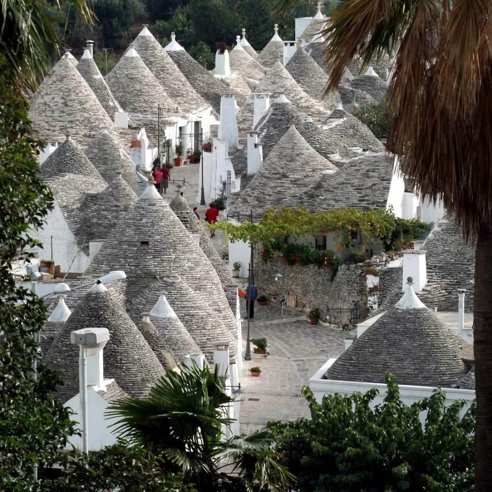 9 con đường đẹp chỉ có ở chốn thần tiên Thành phố nổi tiếng với những căn nhà Trulli trắng cùng mái hình chóp đồng đều. Điều đặc bệt nằm ở kiến trúc ngăn xếp của những ngôi nhà, chỉ cần bạn lấy một hòn đá ra khỏi tổng thế thì nó sẽ chỉ còn là một bãi đá.