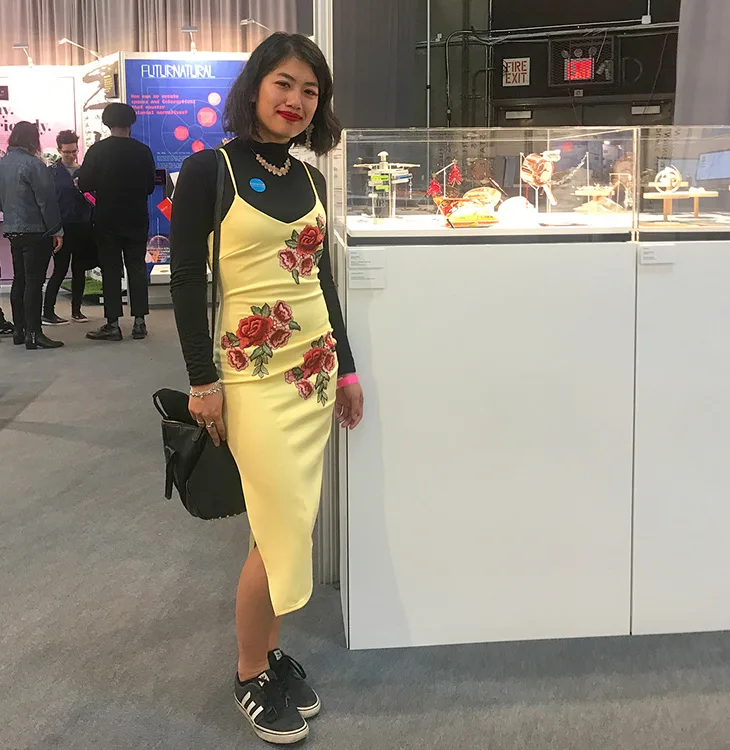 Ada Chen bên cạnh khu trưng bày trang sức của mình.
