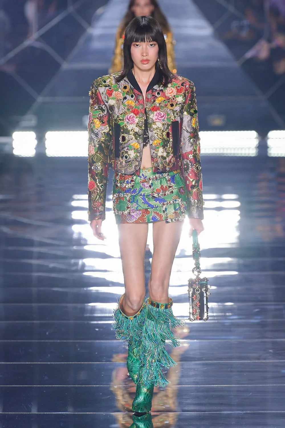 Dahan Phuong Oanh trên sàn catwalk của Dolce & Gabbana