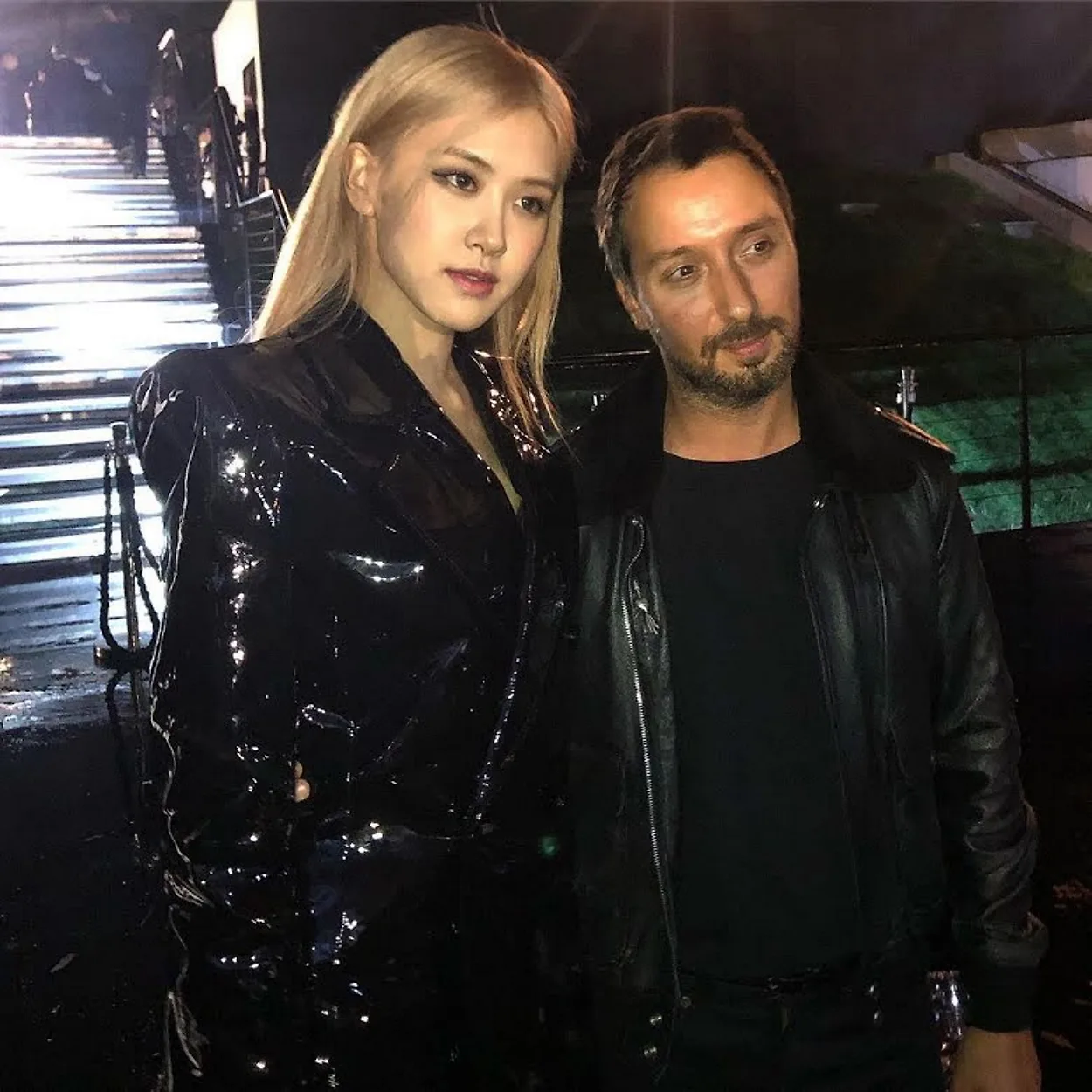 Rosé và Giám đốc Sáng tạo Anthony Vaccarello tại show diễn Saint Laurent Xuân-Hè 2020