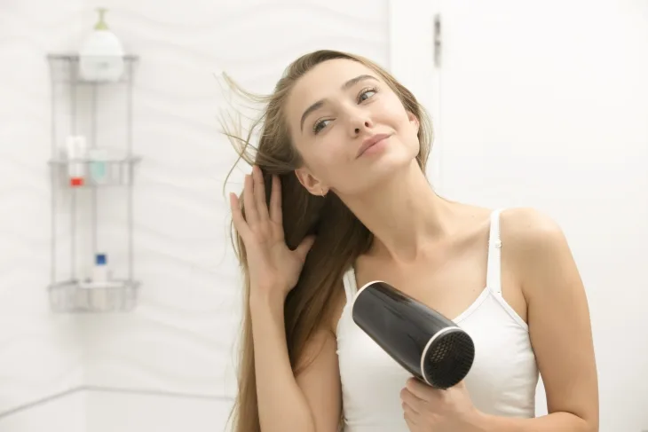 Dùng máy sấy với nhiệt độ quá cao sẽ khiến tóc dễ gãy rụng