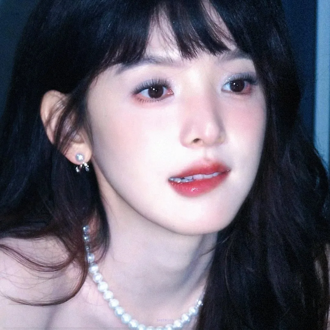 Chương Nhược Nam lung linh trong layout makeup nhũ mắt rực rỡ