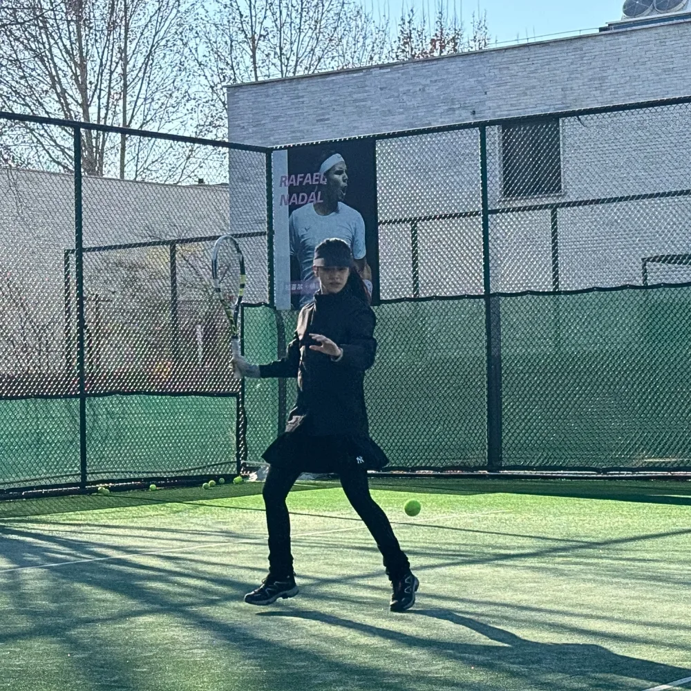 Hướng Hàm Chi chơi tennis