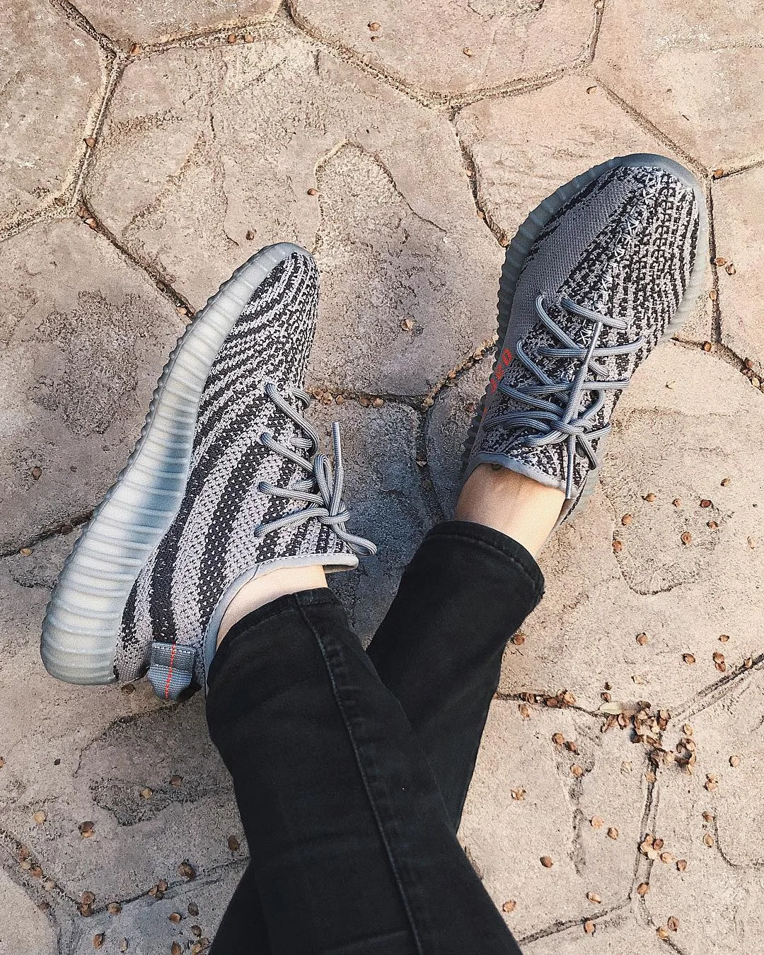 Những cô nàng sở hữu tủ giày sneaker trong mơ của mọi cô gái Những cô nàng sở hữu tủ giày sneaker trong mơ của mọi cô gái