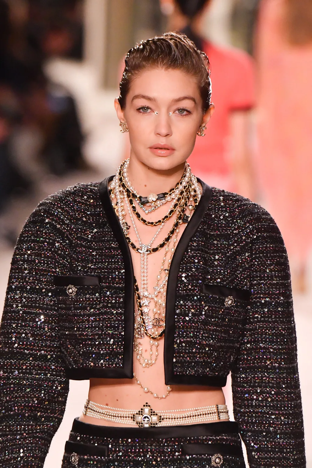 gigi hadid đeo vòng ngọc trai tại show chanel pre fall 2020
